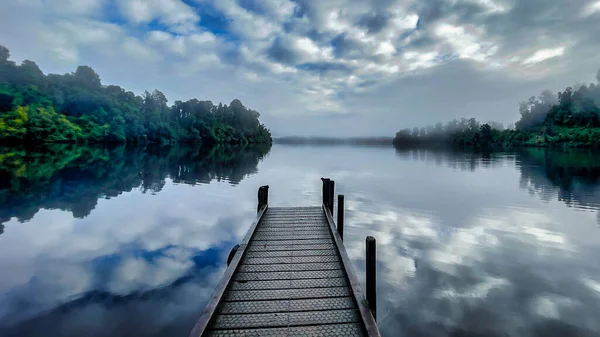 Lago Mapourika Costa Oeste Isla Sur Con Embarcadero Envuelto Niebla — Foto de Stock