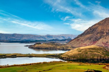 Wanaka Gölü koyları üzerindeki panoramik manzara Ulusal Park Dağı 'ndaki Diamond Gölü yürüyüş pistinden.