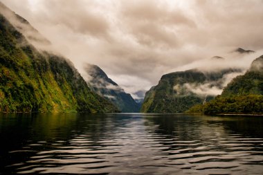 Şüpheli Sesin dramatik atmosferik büyüsü Bulutlu yağmurlu havada