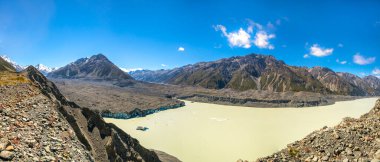 I walked 2 hrs before I found this, the far end of Lake Tasman where the Tasman glacier/moraine meets the lake in Mt Cook NatPark,  the formal viewing platform is on the extreme right end of the lake