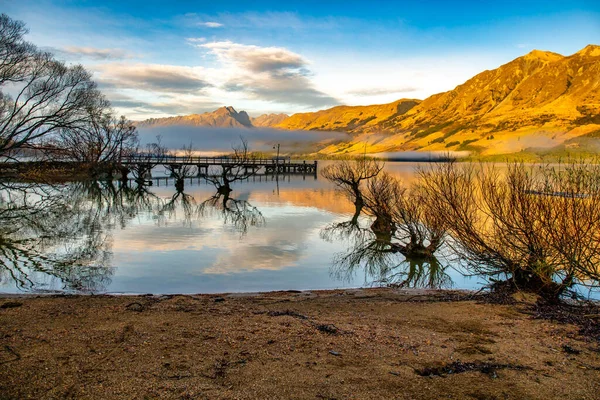 Glenorchy Bij Zonsopgang Als Vroege Ochtend Gouden Zon Bergen Verwarmt — Stockfoto