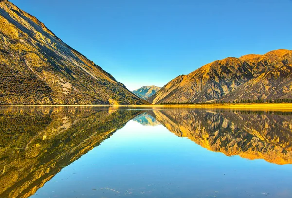 Contrast Yellow Mountains Blue Sky Water Captured Perfect Crystal Clear — Stock Photo, Image