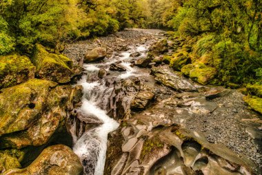 Cleddau Nehri üzerindeki iki köprü bir dizi güçlü şelalenin dramatik manzarasını sunuyor.