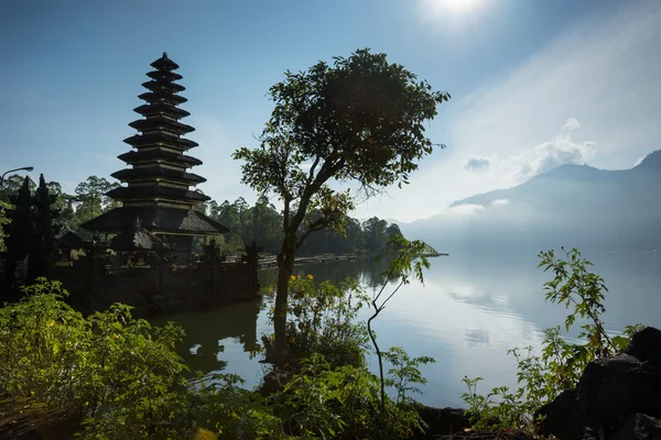 Świątynia na jezioro Batur, wyspa Bali — Zdjęcie stockowe