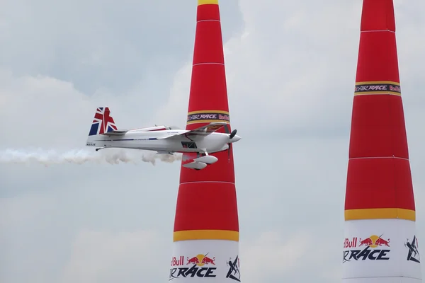 Paul Bonhomme races in the Red Bull Air Race World Championship 2014. — Stock Photo, Image
