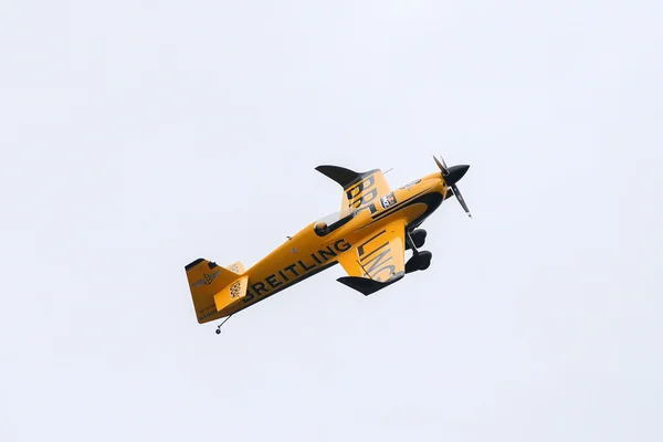 Nigel Lamb corre en el Campeonato Mundial de Red Bull Air Race 2014 . — Foto de Stock