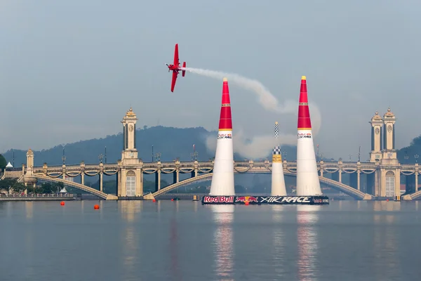 Pete McLeod races at the Red Bull Air Race World Championship 2014. — Stock Photo, Image