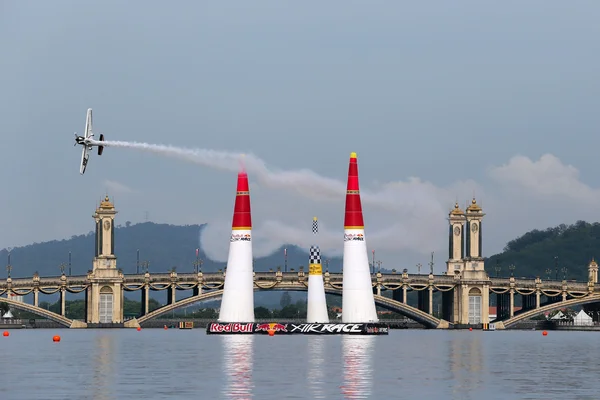 Майкл Гулян из США на чемпионате мира по гонкам Red Bull Air Race 2014 . — стоковое фото