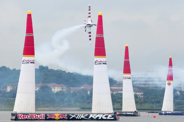 Paul Bonhomme corre en la Red Bull Air Race 2014 — Foto de Stock