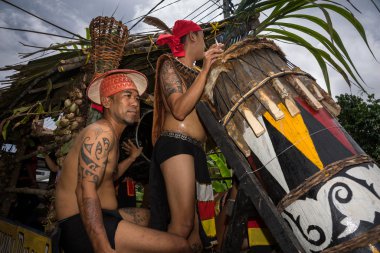 Sarawak, Malezya: 1 Haziran 2014: müzisyenler bidayuh kabilesinden, Borneo yerli bir yerli halkın gawai Festivali olarak bilinen Şükran günü kutlayan bir street parade, davul çalar.