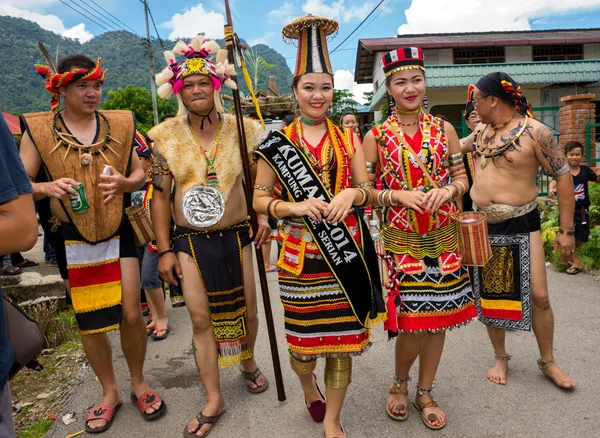 Sarawak, Malaysia: 1. Juni 2014: Menschen aus dem Stamm der Bidayuh, einem indigenen Ureinwohner Borneos, nehmen in traditionellen Kostümen an einer Straßenparade teil, um das gawai dayak-Fest zu feiern. — Stockfoto