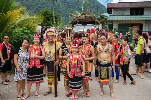 Sarawak, Malezja: 1 czerwca 2014: ludzi z plemienia bidayuh, rdzennej ludności rodzimej Borneo, w tradycyjnych strojach, wziąć udział w uliczne parady z okazji festiwalu gawai w Agadez. — Zdjęcie stockowe