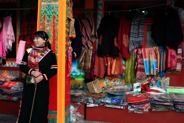 Tibetanska tjej säljer tribal broderi — Stockfoto