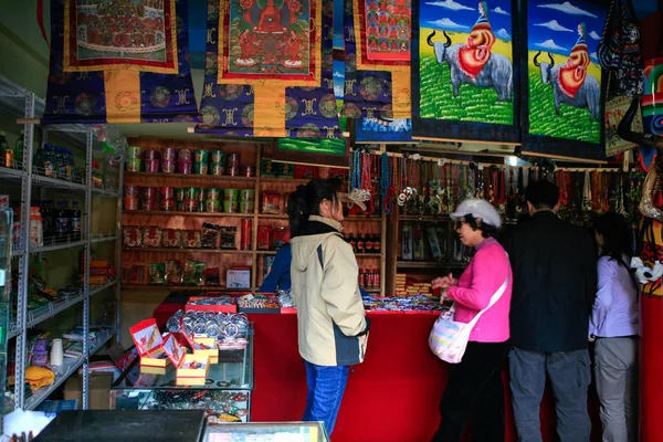 Tourists looking at Tibetan tribal — Stock Photo, Image