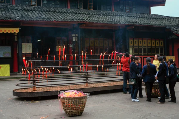 Буддийские преданные зажигают свечи — стоковое фото