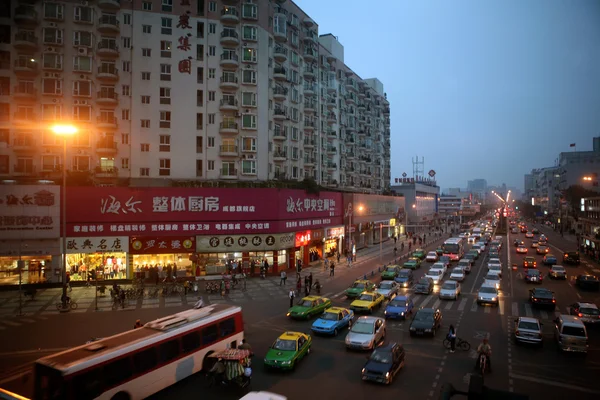 Sichuan, China: Cars and buses line the busy street — Stock Photo, Image