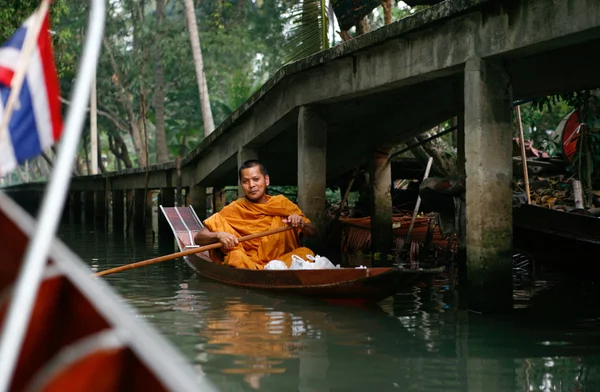 Bangkok, Tailandia. Un monje budista usa un barco de madera — Foto de Stock