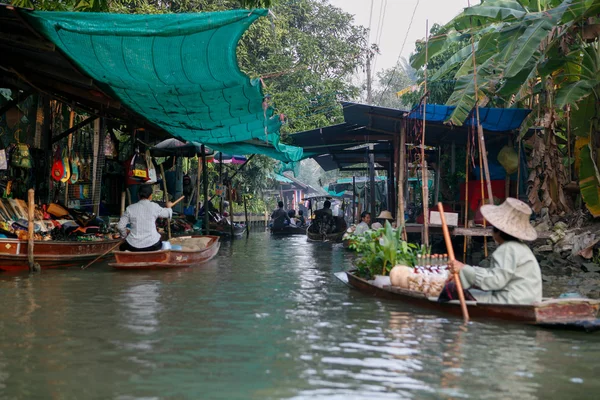 Thaïlande. Les commerçants et les acheteurs remplissent la rivière — Photo