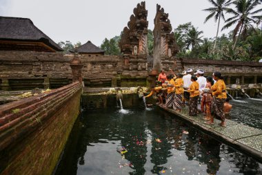 Temizlik töreni için adanmışlar sıraya