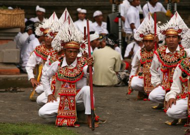 Bali dili erkekler savaşçılar gibi giyinmiş