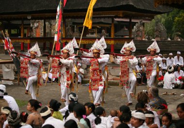Bali dili erkekler savaşçılar gibi giyinmiş