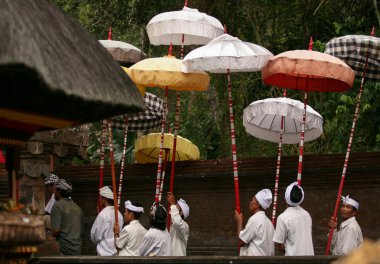 Balinese mannen dragen paraplu 's