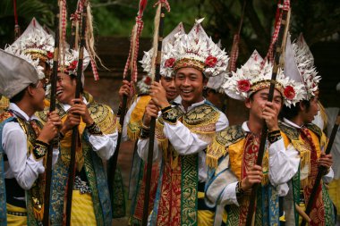Bali dili erkekler savaşçılar gibi giyinmiş