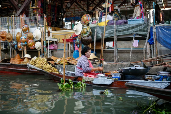 Händler verkauft lokale thailändische Lebensmittel — Stockfoto