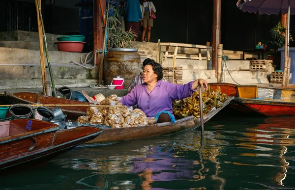 Trader selling local Thai food — Stock Photo, Image