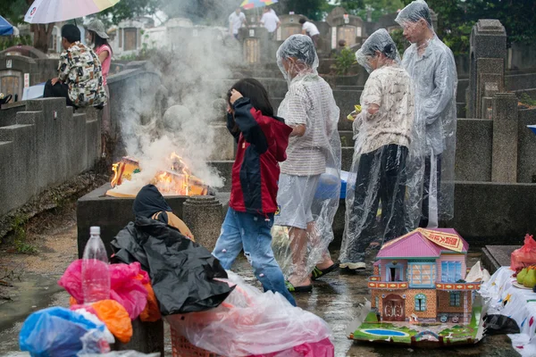 家族の墓で祈り — ストック写真