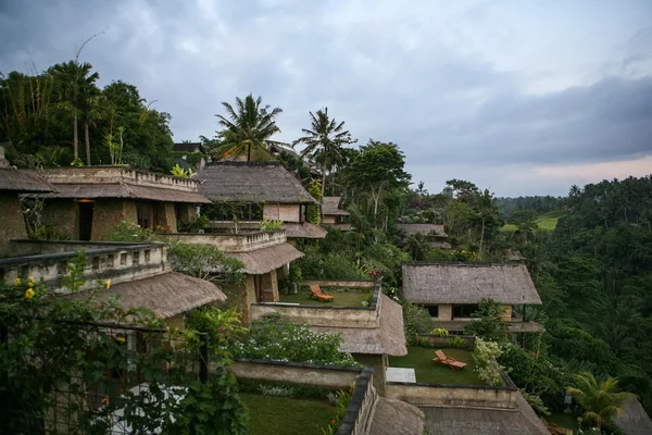 Una vista di una casa tradizionale balinese — Foto Stock