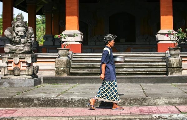 Balinese man loopt langs een straat — Stockfoto