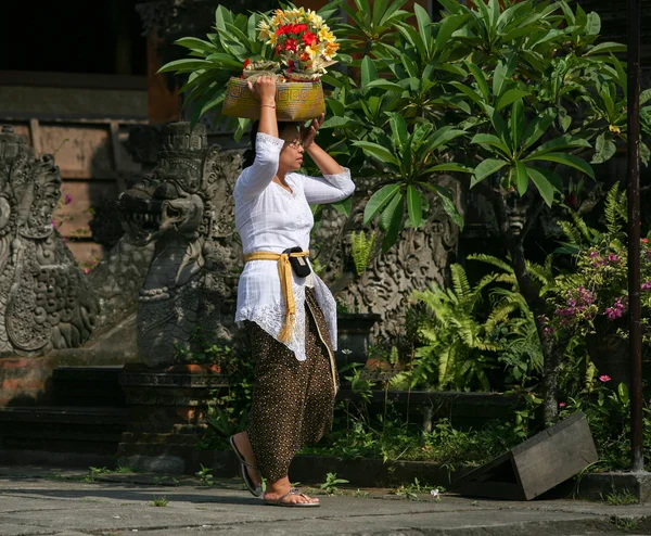 巴厘岛的女人携带的篮子 — 图库照片
