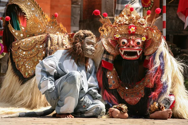 The monkey and Barong — Stock Photo, Image