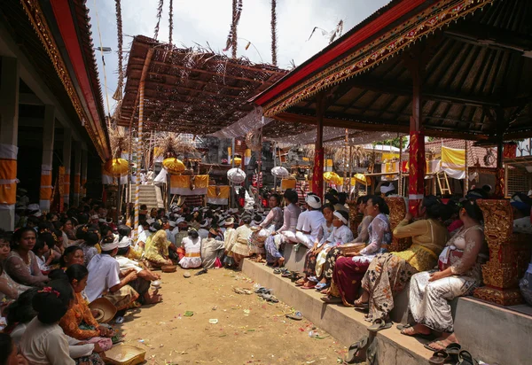 Devotees waiting inside the Pura — Stock Photo, Image