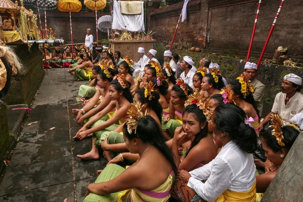 Balinese maidens prepare for cer — Stock Photo, Image