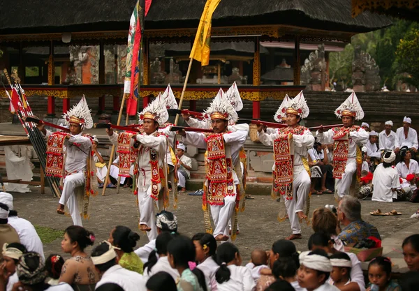 Balinesische Männer als Krieger verkleidet — Stockfoto