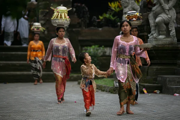 Balinesische Familie trägt Körbe mit Lebensmitteln — Stockfoto