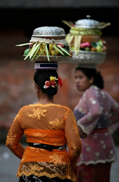 Balinese ladies carry fruit — Stock Photo, Image