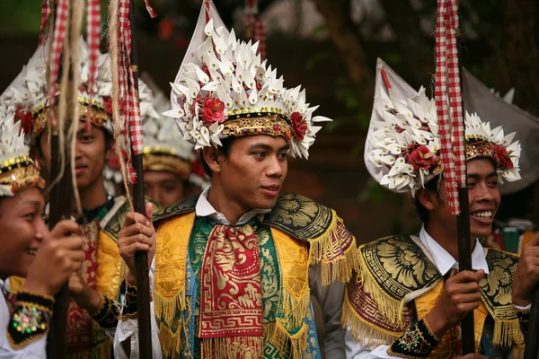 Bali dili erkekler savaşçılar gibi giyinmiş — Stok fotoğraf