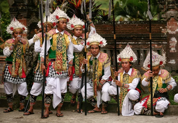 Bali dili erkekler savaşçılar gibi giyinmiş — Stok fotoğraf