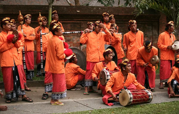 Músicos balineses de Gamelán tocan — Foto de Stock