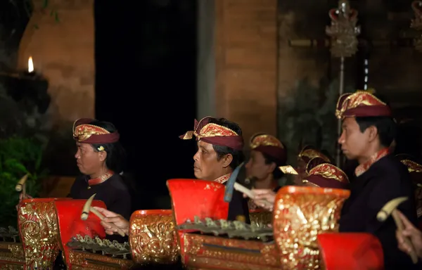 Balijski gamelan muzyków grać — Zdjęcie stockowe