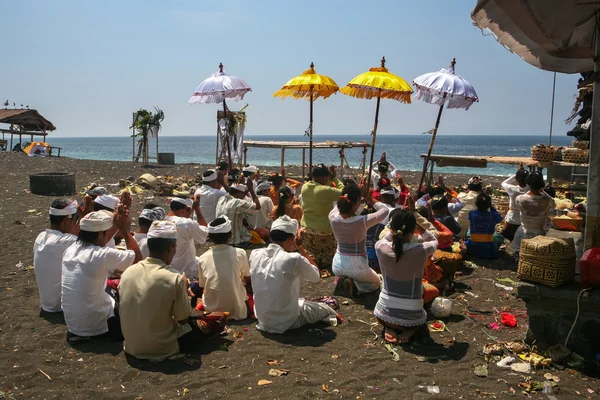 Uma família oferecendo orações, Bali — Fotografia de Stock