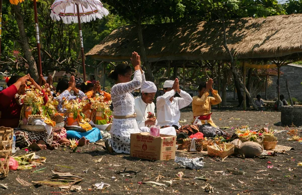 Rodzina oferuje modlitwy, bali — Zdjęcie stockowe