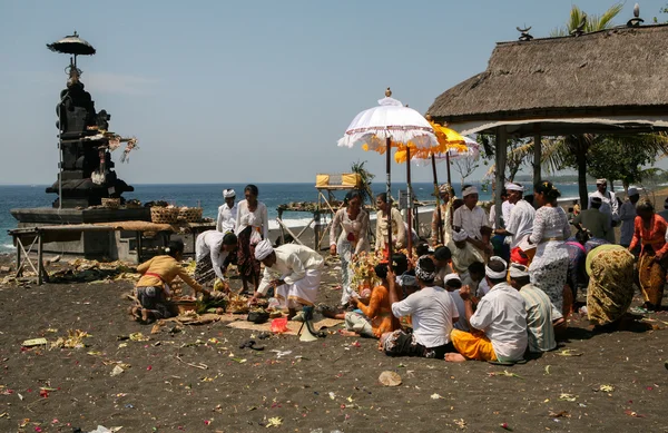 Une famille offrant des prières, Bali — Photo