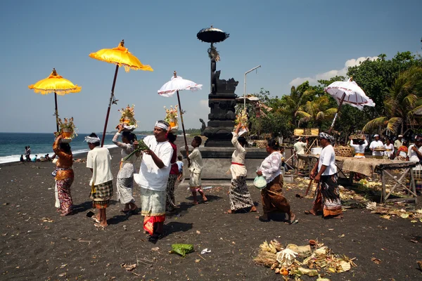 Una famiglia che offre preghiere, Bali — Foto Stock