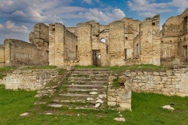 Kherson bölgesindeki Nova Kakhovka, Kozatsky köyündeki Prens Trubetsky 'nin saray köşkünün dışında terk edilmiş kalıntıları. Ukrayna. Turistik bölge