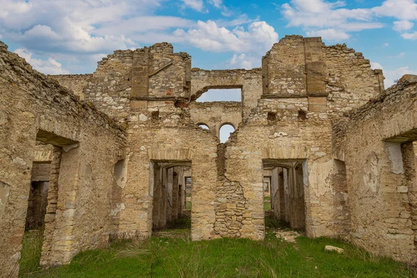 Eski harabe kale. Kazak köyü Nova Kakhovka, Kherson bölgesindeki Prens Trubetskoy 'un saray sarayının kalıntıları. Ukrayna. Turistik bölge