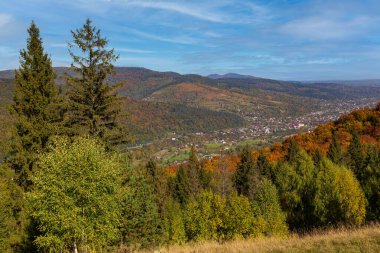 Karpatya dağlarında çok renkli bir sonbahar. Makovytsia Dağı 'ndan Yaremche Köyü' ne bak. Karpatlar. Ukrayna. Turizm beldesi